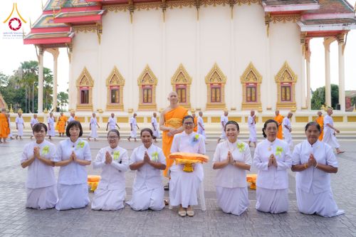 ภาพ No.278599:วันอาทิตย์ที่ 14 ธันวาคม พ.ศ.2568  พิธีเวียนประทักษิณ พิธีวันทาสีมาพระประธาน โครงการบวชบูชาธรรมมหาปูชนียาจารย์ ของศูนย์ปฏิบัติธรรมบุรีรัมย์ ณ วัดกลาง พระอารามหลวง จังหวัดบุรีรัมย์