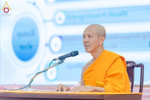 พระภิกษุสงฆ์กำลังพูดผ่านไมโครโฟนในการสัมมนา
