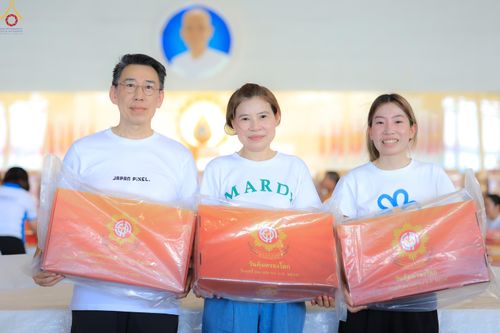 ภาพ No.322014:วันที่ 12 -13 เมษายน พ.ศ.2569 การเตรียมกล่องไทยธรรม + การขนย้ายเก้าอี้ เพื่องานถวายมหาสังฆทาน 40,000 กว่าวัดทั่วประเทศ วันคุ้มครองโลก 22 เมษายน พ.ศ.2569 วัดพระธรรมกาย