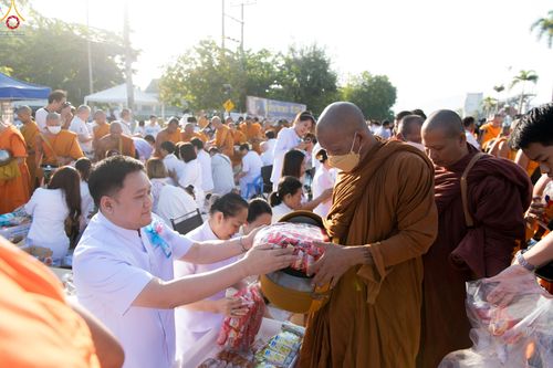 ภาพ No.282712:วันเสาร์ที่ 20 ธันวาคม พ.ศ.2568 พิธีตักบาตรพระ 10,000 รูป (ชุด 2) เนื่องในโอกาส 194 ปี จังหวัดกาญจนบุรี และอุทิศส่วนกุศลให้แด่บรรพชนทั้งหลาย บริเวณถนนสองแคว (Skywalk) เมืองกาญจนบุรี