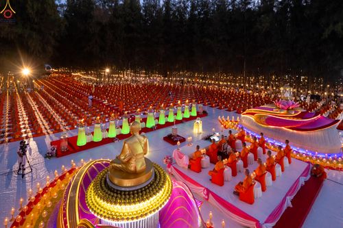 ภาพ No.290178:วันที่ 6 มกราคม พ.ศ. 2569 พิธีจุดประทีปถวายเป็นพุทธบูชา และบูชาธรรมมหาปูชนียาจารย์ (ภาพชุดที่ 2) ณ อนุสรณ์สถานมหาวิหารพระมงคลเทพมุนี (โลตัสแลนด์) อ.สองพี่น้อง จ.สุพรรณบุรี ในโครงการธรรมยาตรา กตัญญูบูชา มหาปูชนียาจารย์ พระมงคลเทพมุนี(สด จนฺทสโร) พระผู้ปรา