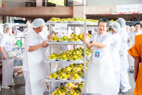 ภาพ No.325708:วันที่ 22 เมษายน พ.ศ.2569(วันคุ้มครองโลก) งานถวายมหาสังฆทาน 40,000 กว่าวัดทั่วประเทศ เจ้าหน้าที่ สาธุชน ร่วมใจจัดเตรียมภัตตาหารเพล (ชุด 2)