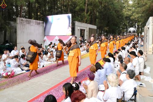 ภาพ No.287936:วันที่ 3 มกราคม พ.ศ. 2569 พิธีต้อนรับพระธรรมยาตรา ครั้งที่ 2 (ภาพชุดที่ 2) ในโครงการธรรมยาตรา กตัญญูบูชา มหาปูชนียาจารย์ พระมงคลเทพมุนี(สด จนฺทสโร) พระผู้ปราบมาร อนุสรณ์สถาน 7 แห่ง ปีที่ 14 ณ อนุสรณ์สถานมหาวิหารพระมงคลเทพมุนี (โลตัสแลนด์) อ.สองพี่น้อง จ.