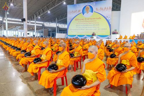 ภาพ No.76729:พิธีตักบาตรข้าวสารอาหารแห้ง  ณ บ้านแก้วเรือนทองคุณยายฯ สภาธรรมกายสากล  วัดพระธรรมกาย จ.ปทุมธานี  ในวันอาทิตย์ต้นเดือนที่ 6 มีนาคม พ.ศ. 2566