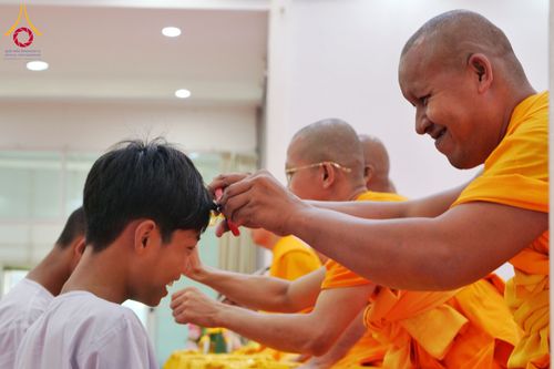 ภาพ No.319858:วันเสาร์ที่ 4 เมษายน พ.ศ.2569 พิธีตัดปอยผมและปลงผม พิธีขอขมาผู้ปกครองและมอบผ้าไตร พิธีบรรพชาและถวายบาตร ณ ศูนย์ปฏิบัติธรรมและศูนย์อบรมเยาวชนเพชรบุรี  ต.ท่าแลง อ.ท่ายาง จ.เพชรบุรี