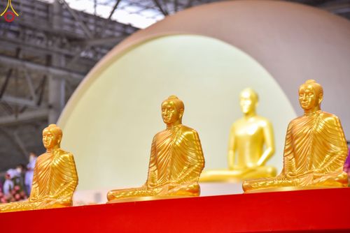 ภาพ No.78965:พิธีวางแผ่นจารึกชื่อ และพิธีวางพวงมาลัยสักการะพระบรมพุทธเจ้า ณ สภาธรรมกายสากล วัดพระธรรมกาย วันที่ 2 เมษายน พ.ศ. 2566