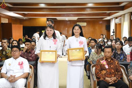 ภาพ No.82179:พิธีมอบรางวัลเกียรติยศและ การลงนามข้อตกลงความร่วมมือ (MOU)  โครงการสอบแข่งขัน  สอบตอบปัญหามงคลชีวิต 38 ประการ  ระหว่างประเทศ ในวันเสาร์ที่ 3 มิ.ย. พ.ศ.2566 ณ ห้องประชุม อวัทธนะ มหาเจดีย์บุโรพุทโธ ประเทศอินโดนีเซีย