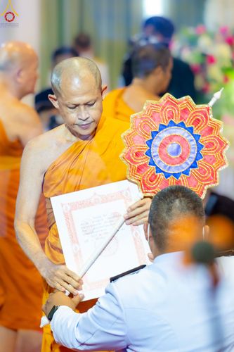 ภาพ No.78544:พิธีต้อนรับสัญญาบัตร พัดยศ ผ้าไตรและถวายมุทิตาสักการะฯ พระครูสิทธิรัตนวิเทศ และ พระครูวิเทศสันติคุณ วันอังคารที่ 28 มีนาคม พ.ศ. 2566 ณ อุโบสถวัดพระธรรมกาย