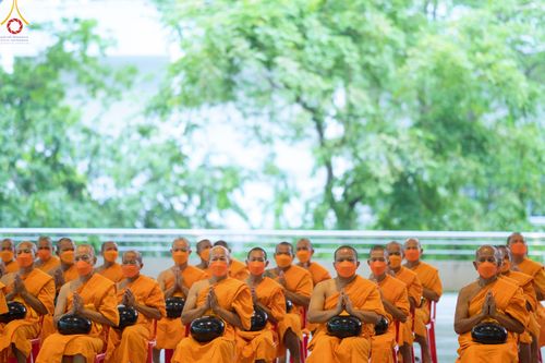 ภาพ No.80268:พิธีตักบาตรฉลองพระใหม่ ในโครงการบรรพชาอุปสมบทหมู่วันคุ้มครองโลก ณ สภาธรรมกายสากล วัดพระธรรมกาย วันอาทิตย์ที่ 16 เมษายน พ.ศ.2566
