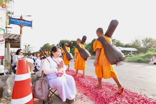 ภาพ No.296273:ภาพเบื้องหลังอาสาสมัครรวมใจ ชุดที่ 2 ในโครงการธรรมยาตรา กตัญญูบูชา มหาปูชนียาจารย์ พระมงคลเทพมุนี(สด จนฺทสโร) พระผู้ปราบมาร อนุสรณ์สถาน 7 แห่ง ปีที่ 14