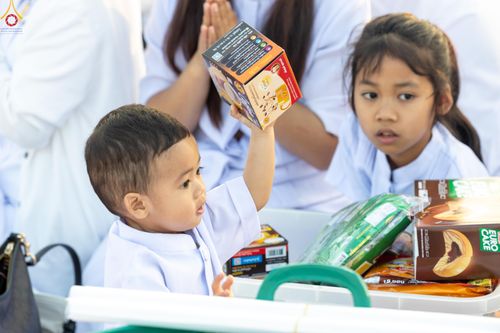 ภาพ No.279803:วันที่ 1 มกราคม พ.ศ.2569 พิธีตักบาตรในวันขึ้นปีใหม่ ณ ลานธรรม วัดพระธรรมกาย