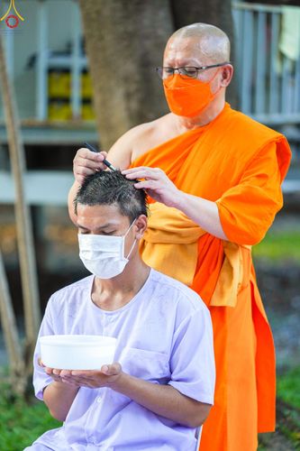 ภาพ No.78665:พิธีตัดปอยผมและปลงผมนาคธรรมทายาท  โครงการบรรพชาและอุปสมบทหมู่ วันคุ้มครองโลก วันที่ 26 มีนาคม พ.ศ.2566 ณ หมู่บ้านบรรลุธรรม วัดพระธรรมกาย