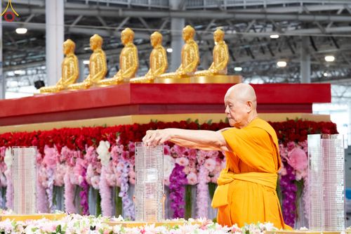 ภาพ No.79021:พิธีวางแผ่นจารึกชื่อ และพิธีวางพวงมาลัยสักการะพระบรมพุทธเจ้า ณ สภาธรรมกายสากล วัดพระธรรมกาย วันที่ 2 เมษายน พ.ศ. 2566