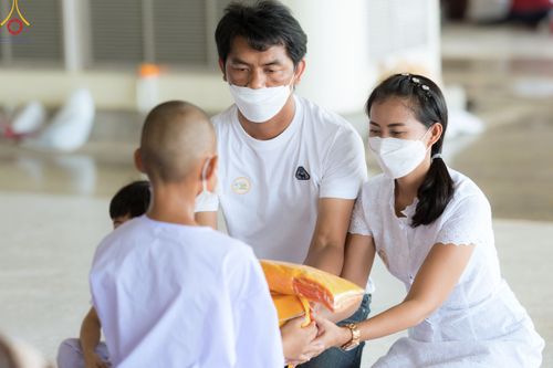 ภาพ No.79369:พิธีขอขมา มอบบาตรและผ้าไตร ในโครงการบรรพชาสามเณรฟื้นฟูพระพุทธศาสนาทั่วไทย โครงการอบรมยุวธรรมทายาท มัชฌิมธรรมทายาท และธรรมทายาทรุ่นอุดมศึกษา ณ สภาธรรมกายสากล วัดพระธรรมกาย วันเสาร์ที่ 1 เมษายน พ.ศ. 2566