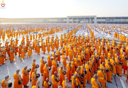 ภาพ No.279812:วันที่ 1 มกราคม พ.ศ.2569 พิธีตักบาตรในวันขึ้นปีใหม่ ณ ลานธรรม วัดพระธรรมกาย