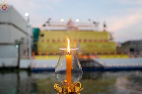 ภาพ No.201713:พิธีจุดประทีปถวายเป็นพุทธบูชา และบูชาธรรมมหาปูชนียาจารย์ ณ อาคารธรรมยาตรา กตัญญูบูชามหาปูชนียาจารย์ ตรงข้ามวัดปากน้ำภาษีเจริญ จ.กรุงเทพมหานคร ในโครงการธรรมยาตรา กตัญญูบูชา มหาปูชนียาจารย์ พระมงคลเทพมุนี(สด จนฺทสโร) พระผู้ปราบมาร อนุสรณ์สถาน 7 แห่ง