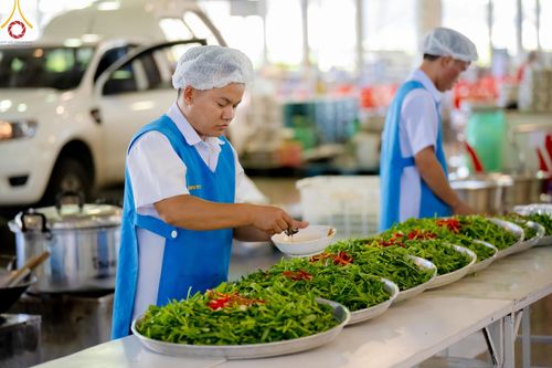 ภาพ No.143537:พิธีตักบาตร ข้าวสารอาหารแห้ง ณ บ้านแก้วเรือนทองคุณยายฯ และ พิธีบูชาข้าวพระ  ณ สภาธรรมกายสากล วัดพระธรรมกาย วันอาทิตย์ที่ 7 กรกฎาคม พ.ศ. 2567