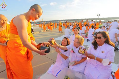 ภาพ No.187878:พิธีตักบาตรฉลองพระใหม่ ต้อนรับพุทธศักราช 2568 ณ ลานธรรมพระมหาธรรมกายเจดีย์ วัดพระธรรมกาย จ.ปทุมธานี วันที่ 1 มกราคม พ.ศ. 2568