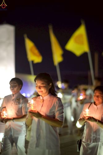 ภาพ No.224105:วันวิสาขบูชา วันอาทิตย์ที่ 11 พฤษภาคม พ.ศ. 2568 พิธีจุดวิสาขประทีป ,  พิธีเวียนประทักษิณรอบพระมหาธรรมกายเจดีย์ , พิธีฉลองชัยสวดมนต์บทธัมมจักกัปปวัตตนสูตร ครบ 7,357,000,000 จบ ณ มหารัตนวิหารคด วัดพระธรรมกาย