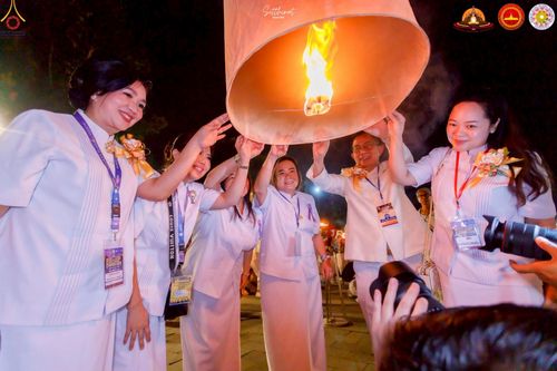 ภาพ No.224621:วันจันทร์ที่ 12 พฤษภาคม พ.ศ. 2568  ชาวพุทธในอินโดนีเซีย ร่วมฉลองวิสาขบูชาจุดประทีปกว่า 200,000 ดวง ณ พระมหาเจดีย์บรมพุทโธ  เจริญพุทธมนต์ถวาย “พระวชิรเกล้าเจ้าอยู่หัว”