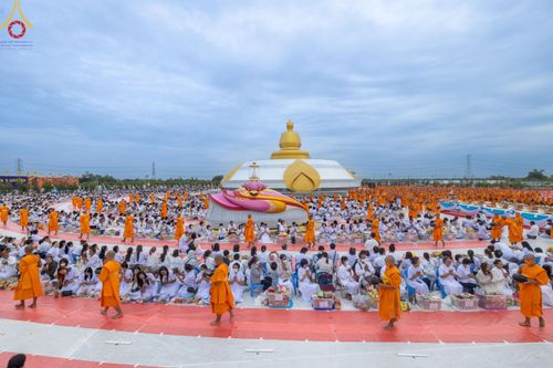 ภาพ No.118609:พิธีตักบาตรพระธรรมยาตรา ปีที่ 12 ณ อนุสรณ์สถานลำดับที่ 5 สถานที่เผยแผ่วิชชาธรรมกายครั้งแรก อนุสรณ์สถานบางปลา จ.นครปฐม วันที่ 25 มกราคม พ.ศ. 2567