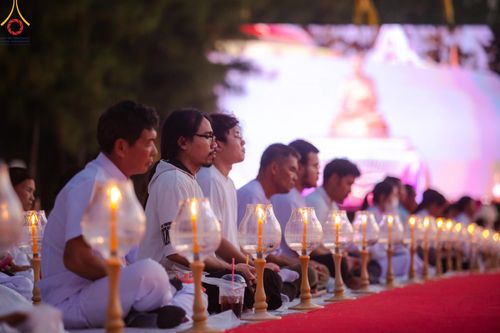 ภาพ No.192779:พิธีจุดประทีปถวายเป็นพุทธบูชา และบูชาธรรมมหาปูชนียาจารย์ ณ อนุสรณ์สถานคลองบางนางแท่น อ.สามพราน จ.นครปฐม ในโครงการธรรมยาตรา กตัญญูบูชา มหาปูชนียาจารย์ พระมงคลเทพมุนี(สด จนฺทสโร) พระผู้ปราบมาร อนุสรณ์สถาน 7 แห่ง ปีที่ 13 วันที่ 10 มกราคม พ.ศ. 2568
