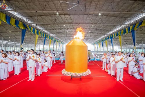 ภาพ No.86982:พิธีตักบาตร , พิธีบูชาข้าวพระ , พิธีจุดเทียนใจ ไฟนิรันดร์ อนันตชัย ในวันอาทิตย์ต้นเดือน 3 กันยายน พ.ศ. 2566 ณ วัดพระธรรมกาย