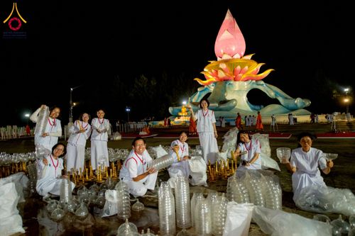 ภาพ No.266244:วันพุธที่ 5 พฤศจิกายน พ.ศ. 2568 (วันพระ ขึ้น 15 ค่ำ เดือน 12) พิธีจุดประทีปโคมลาน, โคมลอย และลอยกระทง ถวายประทีปเป็นพุทธบูชา สร้างความสว่างไสวให้กับแผ่นดินด้วยแสงธรรม ณ พุทธอุทยานนานาชาติ จังหวัดหนองคาย