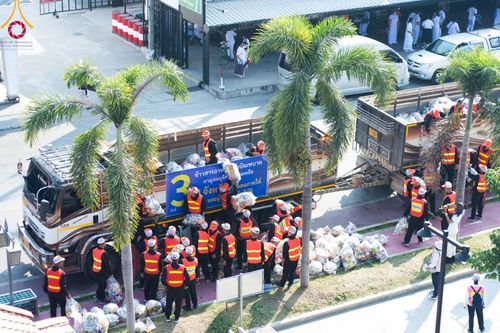 ภาพ No.101962:ตักบาตรพระ 10,000 รูป เติมบุญให้แผ่นดิน เนื่องในโอกาส 192 ปี จังหวัดกาญจนบุรี หนึ่งในโครงการตักบาตรพระ 2,000,000 รูป  77 จังหวัดทุกวัดทั่วไทย วันจันทร์ที่ 11 ธันวาคม พ.ศ. 2566 บริเวณถนนสองแคว (SKY WALK) เมืองกาญจนบุรี