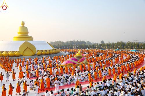 ภาพ No.201170:พิธีตักบาตรพระธรรมยาตรา ณ อนุสรณ์สถานลำดับที่ 5 สถานที่เผยแผ่วิชชาธรรมกายครั้งแรก อนุสรณ์สถานบางปลา วัดบางปลา อำเภอบางเลน จังหวัดนครปฐม ในโครงการธรรมยาตรา กตัญญูบูชา มหาปูชนียาจารย์ พระมงคลเทพมุนี(สด จนฺทสโร) พระผู้ปราบมาร อนุสรณ์สถาน 7 แห่ง ปีที่ 13