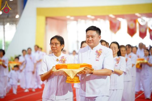 ภาพ No.215532:วันอาทิตย์ต้นเดือนที่ 6 เมษายน พ.ศ. 2568 ขบวนอัญเชิญผ้าป่าสมทบ มหาสังฆทาน 40,000 กว่าวัดทั่วประเทศ ณ สภาธรรมกายสากล วัดพระธรรมกาย