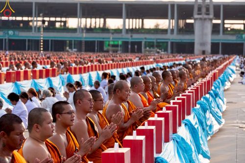 ภาพ No.221703:วันอังคารที่ 22 เมษายน พ.ศ. 2568 ภาพพิธีถวายมหาสังฆทานคณะสงฆ์ 40,000 กว่าวัดทั่วประเทศ เนื่องในวันคุ้มครองโลก ชุดที่ 2 (ปลื้มให้สมการรอคอย) ณ ลานธรรมพระมหาธรรมกายเจดีย์ วัดพระธรรมกาย