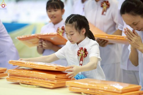 ภาพ No.251701:วันที่ 10 ตุลาคม พ.ศ. 2568 พิธีทอดผ้าป่าสมทบกฐินวัดพระธรรมกาย และสมทบกฐิน 30,000 กว่าวัดทั่วประเทศ ครั้งที่ 3 ณ สภาธรรมกายสากล วัดพระธรรมกาย