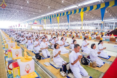 ภาพ No.60460:การต้อนรับพระสังฆาธิการ 10,000 กว่าวัดทั่วประเทศ พิธีมอบปัจจัยช่วยเหลือครู 4 จังหวัดชายแดนภาคใต้ พิธีปฏิบัติธรรม ในวันคุ้มครองโลก วันจันทร์ที่ 22 เมษายน พ.ศ.2567 ณ วัดพระธรรมกาย จ.ปทุมธานี