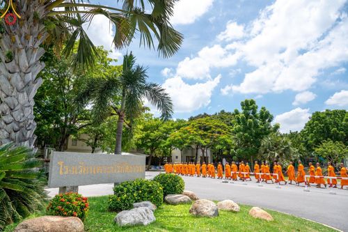 ภาพ No.143324:พิธีถวายภัตตาหารเพื่อเป็นกำลังแห่งการเข้าถึงธรรม ของพระภิกษุสามเณร วัดพระธรรมกาย วันเสาร์ที่ 6 กรกฏาคม พ.ศ. 2567 ณ หอฉันคุณยายอาจารย์ วัดพระธรรมกาย จ.ปทุมธานี