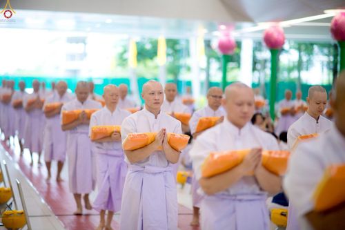 ภาพ No.229002:วันเสาร์ที่ 14 มิถุนายน พ.ศ. 2568 พิธีเวียนประทักษิณ , พิธีขอขมารับผ้าไตร ในโครงการบรรพชาอุปสมบทหมู่ ผู้บริหารรุ่นที่ 15 และ อุดมศึกษา รุ่นที่ 52 ณ โบสถ์พระไตรปิฎก วัดพระธรรมกาย