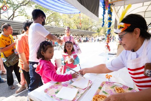 ภาพ No.194008:วัดพระธรรมกาย จัดงานวันเด็กแห่งชาติ ประจำปี พ.ศ.2568 ออกร้านอาหาร 200 ร้าน มอบของขวัญหลายหมื่นชิ้น วันที่ 12 มกราคม พ.ศ. 2568 วัดพระธรรมกาย อ.คลองหลวง จ.ปทุมธานี
