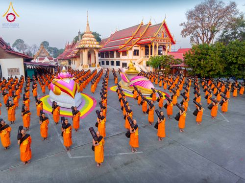 ภาพ No.297427:วันที่ 15 มกราคม พ.ศ.2569 พระธรรมยาตราปฏิบัติธรรมและถ่ายภาพหมู่ประวัติศาสตร์ อนุสรณ์สถานลำดับที่ 4 สถานที่เกิดด้วยกายธรรม  ณ วัดโบสถ์บน ต.บางคูเวียง จ.นนทบุรี ในโครงการธรรมยาตรา กตัญญูบูชา มหาปูชนียาจารย์ พระมงคลเทพมุนี(สด จนฺทสโร) พระผู้ปราบมาร อนุสรณ์ส