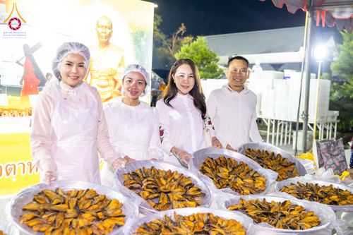 ภาพ No.288783:วันที่ 6 มกราคม พ.ศ. 2569 พิธีถวายภัตตาหารเป็นสังฆทาน แด่พระธรรมยาตรา ในโครงการธรรมยาตรา กตัญญูบูชา มหาปูชนียาจารย์ พระมงคลเทพมุนี(สด จนฺทสโร) พระผู้ปราบมาร อนุสรณ์สถาน 7 แห่ง ปีที่ 14 ณ อนุสรณ์สถานมหาวิหารพระมงคลเทพมุนี (โลตัสแลนด์) อ.สองพี่น้อง จ.สุพรร