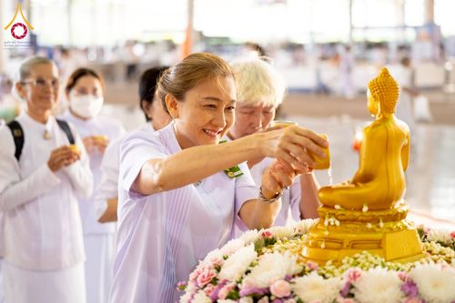 ภาพ No.215228:วันอาทิตย์ต้นเดือนที่ 6 เมษายน พ.ศ. 2568 พิธีตักบาตรข้าวสารอาหารแห้ง ณ บ้านแก้วเรือนทองคุณยาย สภาธรรมกายสากล วัดพระธรรมกาย