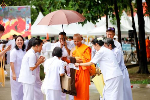 ภาพ No.330920:วันวิสาขบูชา อาทิตย์ที่ 31 พฤษภาคม พ.ศ.2569 พิธีบรรพชาสามเณรอุบาสก 11 ท่าน , พิธีถวายบาตรผ้าไตร และจตุปัจจัยไทยธรรม แด่สามเณร , พิธีอุปสมบทอุทิศชีวิต , พิธีกล่าวคำกัปปิยภัณฑ์  ณ อุโบสถพระไตรปิฎก วัดพระธรรมกาย จังหวัดปทุมธานี