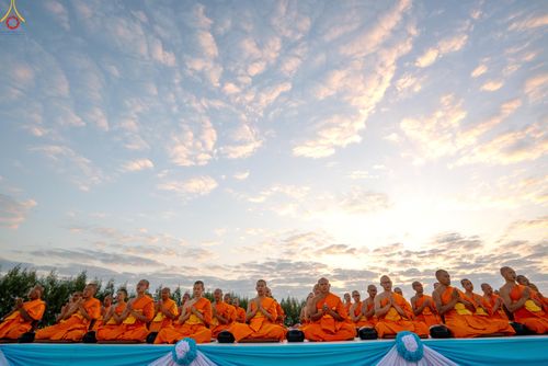 ภาพ No.302457:วันที่ 24 มกราคม พ.ศ. 2569 พิธีตักบาตรพระธรรมยาตรา ณ อนุสรณ์สถานลำดับที่ 5 สถานที่เผยแผ่วิชชาธรรมกายครั้งแรก อนุสรณ์สถานบางปลา วัดบางปลา อำเภอบางเลน จังหวัดนครปฐม ในโครงการธรรมยาตรา กตัญญูบูชา มหาปูชนียาจารย์ พระมงคลเทพมุนี(สด จนฺทสโร) พระผู้ปราบมาร อนุส