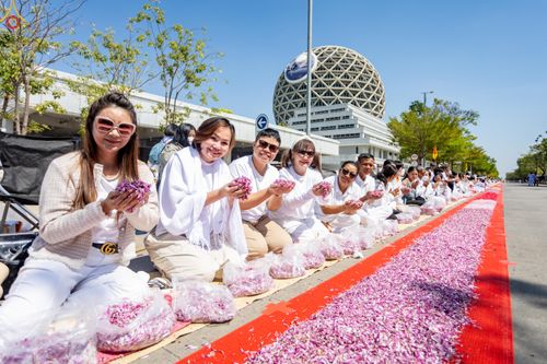 ภาพ No.304072:วันที่ 25 มกราคม พ.ศ. 2569 พิธีต้อนรับพระธรรมยาตรา  รร.สามัคคีราษฏร์บำรุง-วัดพระธรรมกาย ในโครงการธรรมยาตรา กตัญญูบูชา มหาปูชนียาจารย์ พระมงคลเทพมุนี(สด จนฺทสโร) พระผู้ปราบมาร อนุสรณ์สถาน 7 แห่ง ปีที่ 14