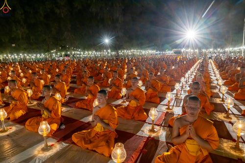 ภาพ No.290216:วันที่ 6 มกราคม พ.ศ. 2569 พิธีจุดประทีปถวายเป็นพุทธบูชา และบูชาธรรมมหาปูชนียาจารย์ (ภาพชุดที่ 2) ณ อนุสรณ์สถานมหาวิหารพระมงคลเทพมุนี (โลตัสแลนด์) อ.สองพี่น้อง จ.สุพรรณบุรี ในโครงการธรรมยาตรา กตัญญูบูชา มหาปูชนียาจารย์ พระมงคลเทพมุนี(สด จนฺทสโร) พระผู้ปรา