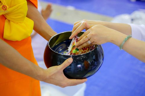 ภาพ No.78871:พิธีตักบาตร ข้าวสารอาหารแห้ง พิธีบูชาข้าวพระ ในวันอาทิตย์ต้นเดือนที่ 2 เมษายน พ.ศ. 2566