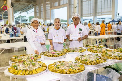 ภาพ No.303202:วันที่ 26 มกราคม พ.ศ. 2569 พิธีถวายภัตตาหารเป็นสังฆทาน แด่พระธรรมยาตรา ณ วัดพระธรรมกาย  จังหวัดปทุมธานี ในโครงการธรรมยาตรา กตัญญูบูชา มหาปูชนียาจารย์ พระมงคลเทพมุนี(สด จนฺทสโร) พระผู้ปราบมาร อนุสรณ์สถาน 7 แห่ง ปีที่ 14