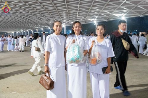 ภาพ No.308416:วันที่ 1 กุมภาพันธ์ พ.ศ. 2569 พิธีตักบาตรข้าวสารอาหารแห้ง ณ บ้านแก้วเรือนทองคุณยาย สภาธรรมกายสากล วัดพระธรรมกาย