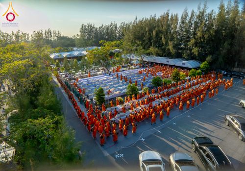 ภาพ No.288156:วันที่ 4 มกราคม พ.ศ. 2569 พิธีถวายภัตตาหารเป็นสังฆทาน แด่พระธรรมยาตรา ในโครงการธรรมยาตรา กตัญญูบูชา มหาปูชนียาจารย์ พระมงคลเทพมุนี(สด จนฺทสโร) พระผู้ปราบมาร อนุสรณ์สถาน 7 แห่ง ปีที่ 14 ณ อนุสรณ์สถานมหาวิหารพระมงคลเทพมุนี (โลตัสแลนด์) อ.สองพี่น้อง จ.สุพรร