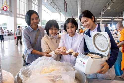 ภาพ No.287323:วันที่ 3 มกราคม พ.ศ.2569 พิธีถวายภัตตาหารเป็นสังฆทาน แด่พระธรรมยาตรา ณ วัดพระธรรมกาย  จังหวัดปทุมธานี ในโครงการธรรมยาตรา กตัญญูบูชา มหาปูชนียาจารย์ พระมงคลเทพมุนี(สด จนฺทสโร) พระผู้ปราบมาร อนุสรณ์สถาน 7 แห่ง ปีที่ 14