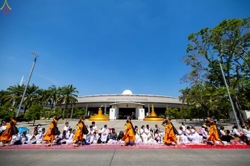 ภาพ No.304621:วันที่ 25 มกราคม พ.ศ. 2569 พิธีต้อนรับพระธรรมยาตรา (ภาพชุดที่ 2) รร.สามัคคีราษฏร์บำรุง-วัดพระธรรมกาย ในโครงการธรรมยาตรา กตัญญูบูชา มหาปูชนียาจารย์ พระมงคลเทพมุนี(สด จนฺทสโร) พระผู้ปราบมาร อนุสรณ์สถาน 7 แห่ง ปีที่ 14